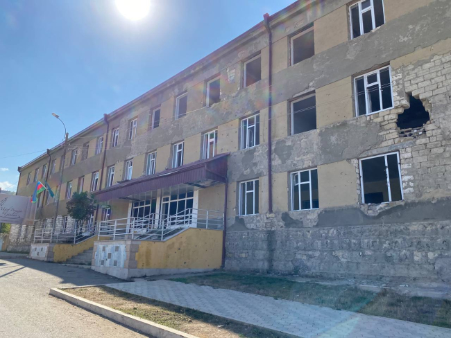 Şuşa'da işgalci Ermeni askerlerin verdiği zararlar giderilmeye çalışılıyor.